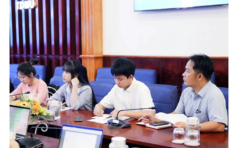 Trường Đại học Thủ Dầu Một tổ chức lớp bồi dưỡng cập nhật kiến thức pháp luật cho cán bộ xã/phường, học viên và sinh viên